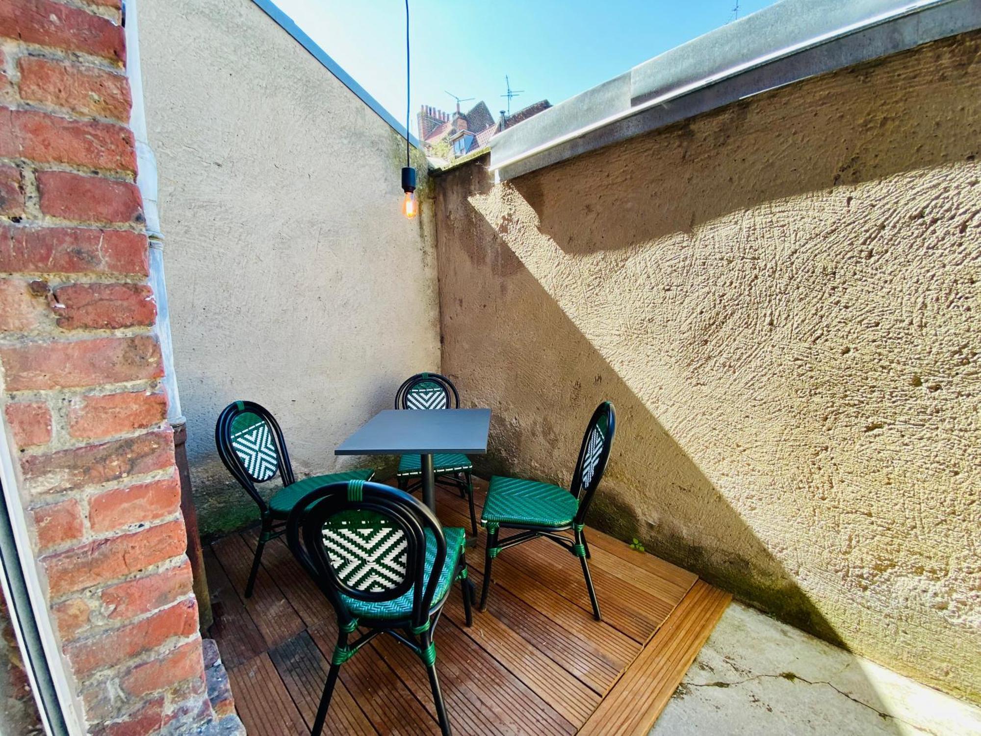 Oasis Urbaine - Spacieux Et Calme Avec Patio ลีลล์ ภายนอก รูปภาพ